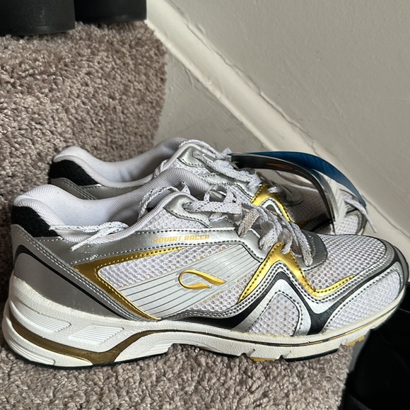 My dad bought this last year when he was in Korea but his feet got bigger. - Picture 2 of 4